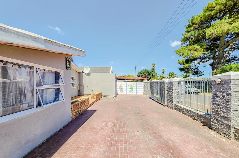 4 Bedroom Property for Sale in Peerless Park North Western Cape